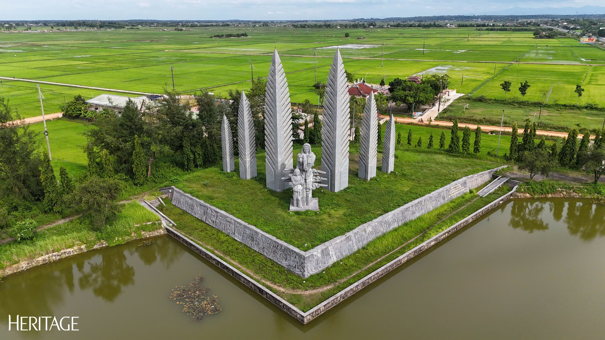 Đôi bờ Hiền Lương