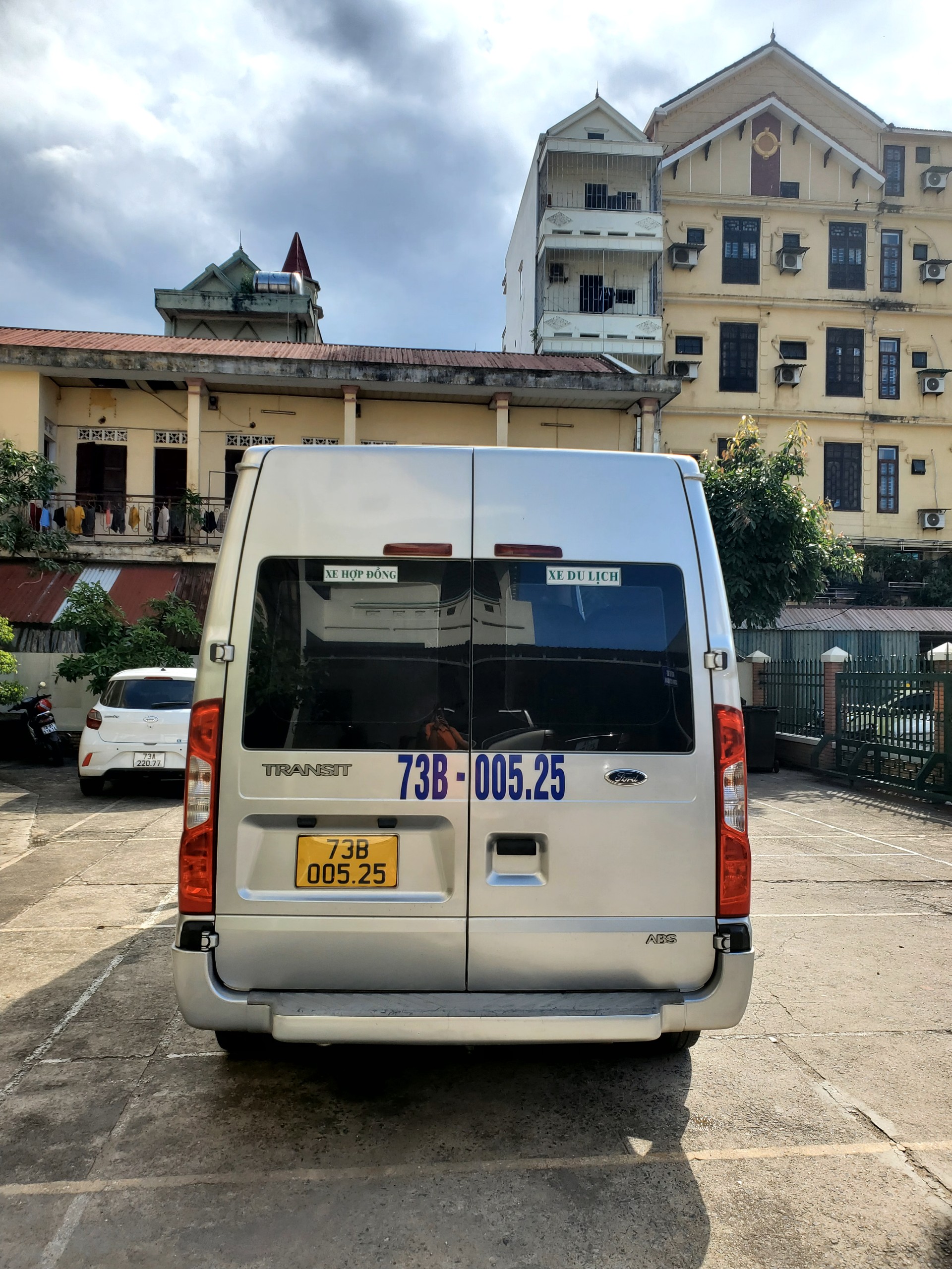 Liên hệ Thuexequangtri.com để đặt xe du lịch Quảng Trị